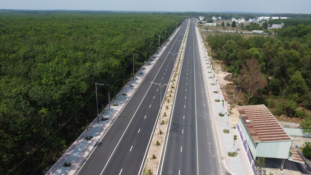 Khánh thành con đường chiến lược nối thẳng khu công nghiệp xanh đầu tiên, hiện đại nhất Việt Nam- Ảnh 1. Khánh thành con đường chiến lược nối thẳng khu công nghiệp xanh đầu tiên, hiện đại nhất Việt Nam- Ảnh 1.