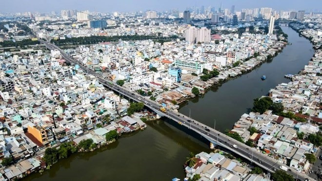 TP. HCM chuẩn bị di dời gần 15.000 căn nhà của 10 phường, 'lột xác' 8 tuyến kênh ô nhiễm giữa lòng đô thị- Ảnh 1. TP. HCM chuẩn bị di dời gần 15.000 căn nhà của 10 phường, 'lột xác' 8 tuyến kênh ô nhiễm giữa lòng đô thị- Ảnh 1.