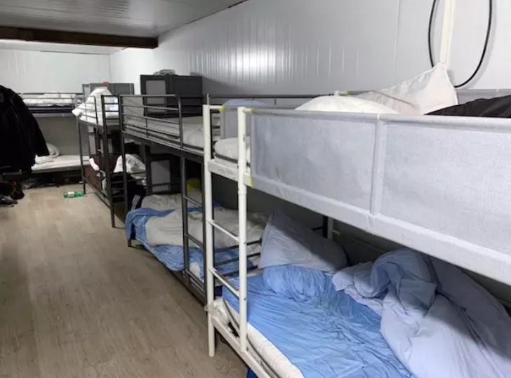 Đào sâu 4 mét dưới lòng đất, cảnh sát phát hiện nhà máy thuốc lá giả vận hành 24/24: Tạo ra 3.500 điếu/giờ, lợi nhuận hơn 19 tỷ mỗi tuần