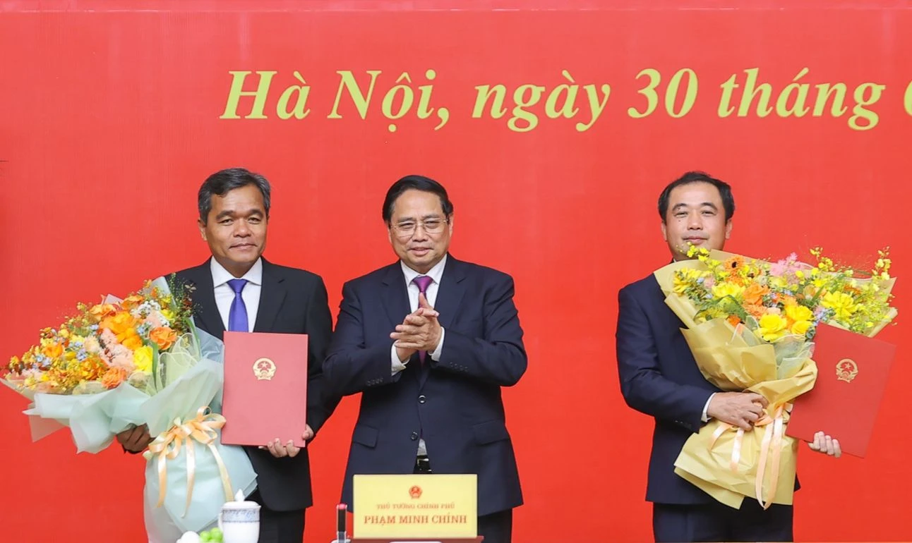 Thủ tướng trao quyết định bổ nhiệm hai cán bộ cấp thứ trưởng