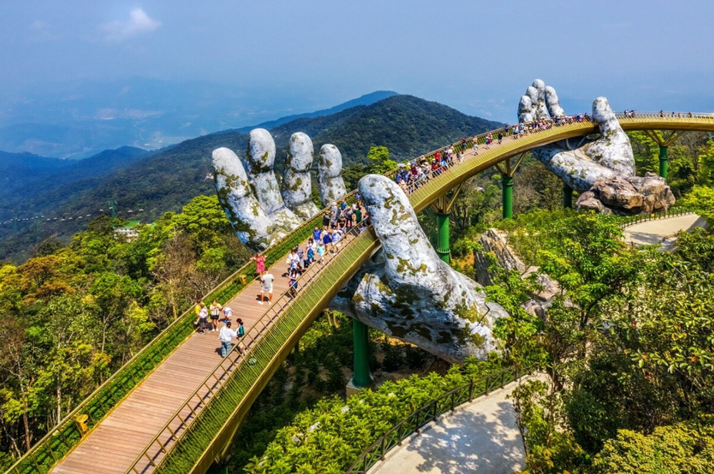 Cây cầu đẹp nhất thế giới của Việt Nam vừa được 3 huyền thoại MU ghé thăm: Tọa lạc ở độ cao hơn 1.400m, từng đoạt giải ‘Oscar’ du lịch - ảnh 7