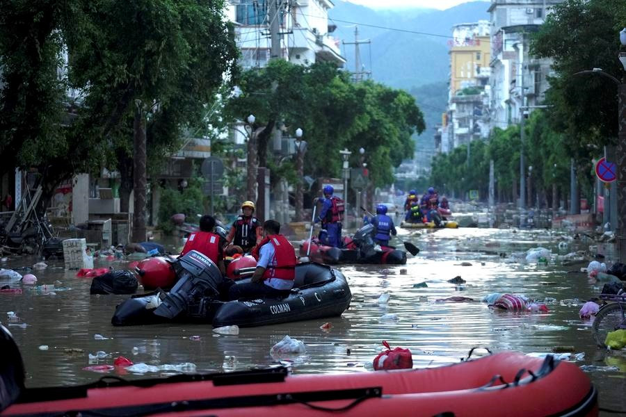 Mưa lớn lần thứ 2 trong 1 tuần, một nửa huyện 300.000 cư dân chìm trong nước lũ, Trung Quốc lo ngại hiện tượng ‘Thiên nga đen’ - ảnh 2