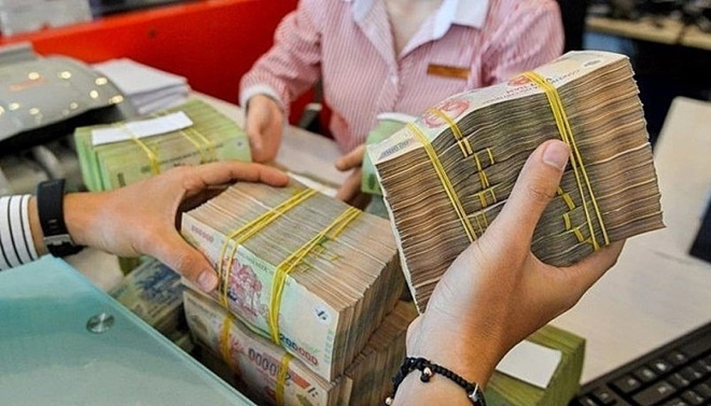 Bà T. 71 tuổi đến ngân hàng rút sạch tiền tiết kiệm, nhân viên Agribank thực hiện giao dịch rồi lập tức báo công an - ảnh 1
