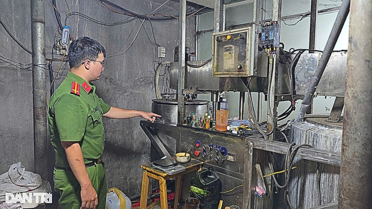 Bắt cặp vợ chồng cầm đầu đường dây sản xuất 70.000 chai dầu gió giả tại TP.HCM giá trị hơn 6 tỷ đồng