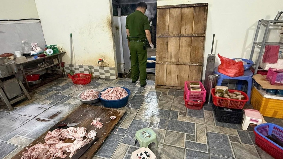 Khởi tố 2 chủ cơ sở chế biến hơn 400kg giò chả chứa 'chất cấm'