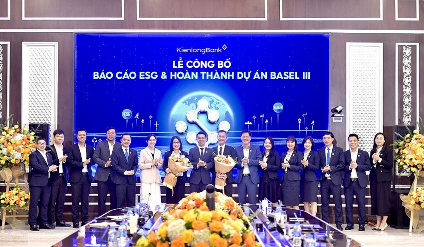 Cam kết xanh, phát triển bền vững: KienlongBank vững ngọn cờ đầu trong Top 10 ESG 2025