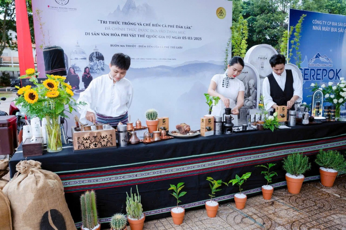 Trung Nguyên Legend của ông Đặng Lê Nguyên Vũ góp mặt tại lễ sáp nhập lịch sử với hương vị cà phê năng lượng