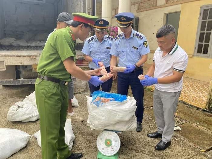 Bắt giữ xe tải chở 1 tấn móng giò lợn chảy nước đang trên đường đi tiêu thụ tại Lạng Sơn