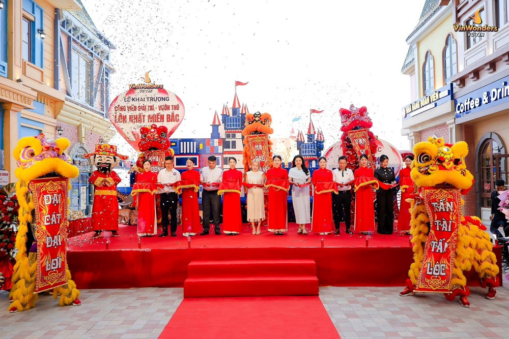 Hôm nay, công trình 200.000m2 hiện đại nhất miền Bắc của ông Phạm Nhật Vượng chính thức hoạt động, giảm giá 20% cho toàn bộ khách hàng - ảnh 1