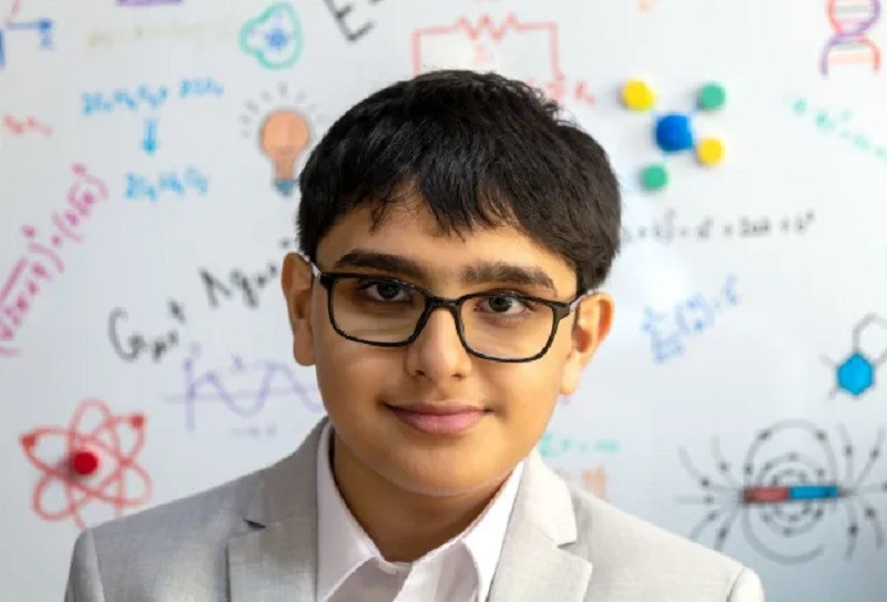 Thần đồng 11 tuổi có IQ cao hơn cả thiên tài Vật lý Einstein và Hawking, 4 tuổi đã giải toán thập phân, lọt top 1% người thông minh nhất thế giới - ảnh 1