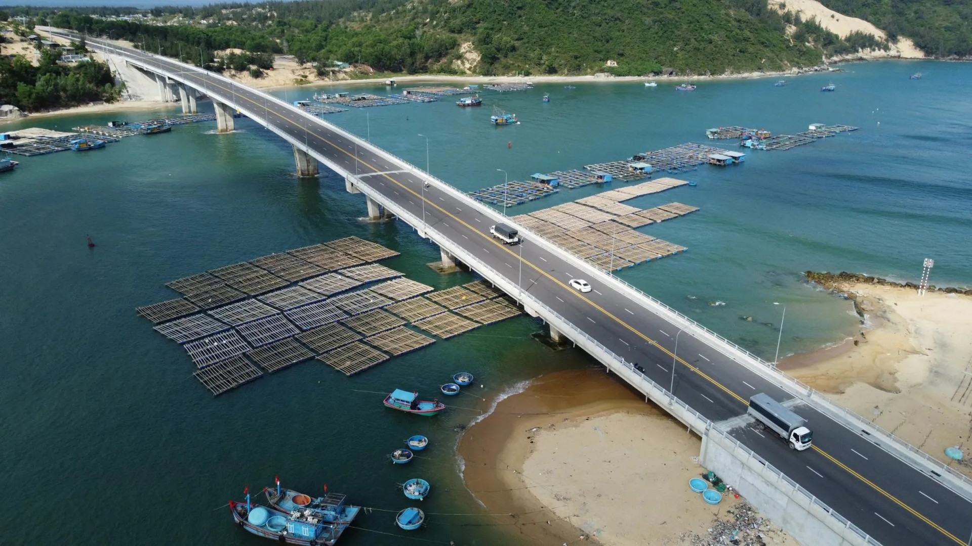 Cung đường ven biển hơn 9.000 tỷ đẹp như mơ kết nối cảng biển và sân bay quốc tế sắp về đích- Ảnh 4.
