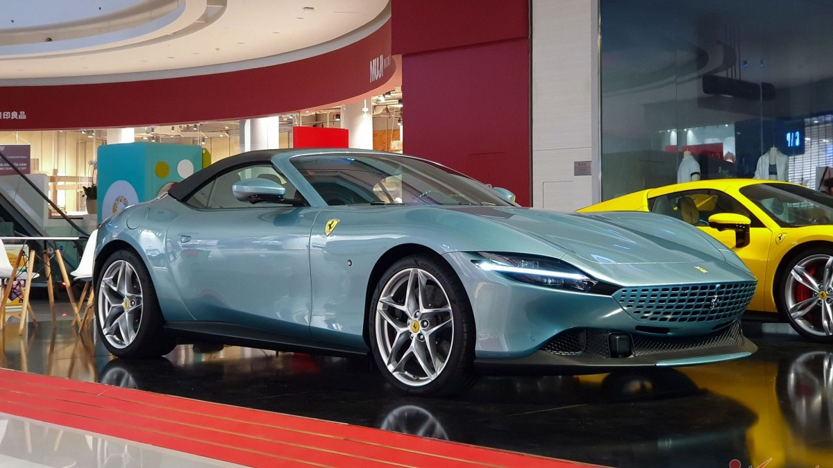 Siêu xe Ferrari Roma Spider thứ hai xuất hiện tại Việt Nam, giá lăn bánh hơn 20 tỷ đồng