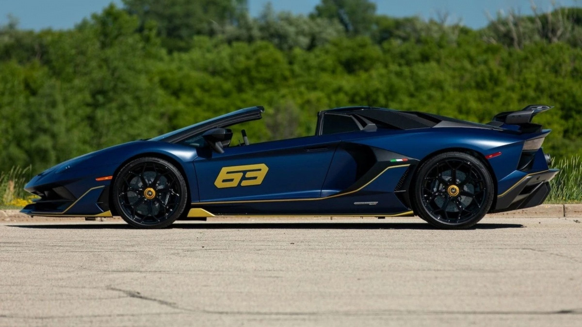 Hoàng Tử Thao lái 'siêu bò' Lamborghini Aventador SVJ 63 Roadster xuống phố
