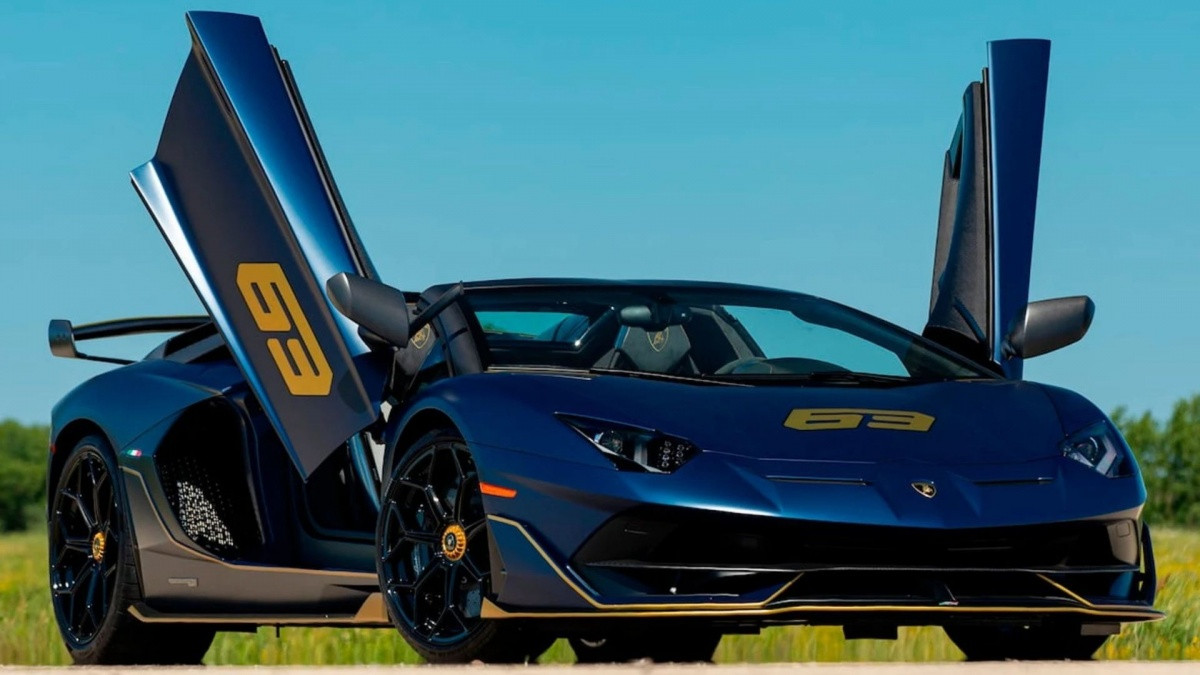 Hoàng Tử Thao lái 'siêu bò' Lamborghini Aventador SVJ 63 Roadster xuống phố