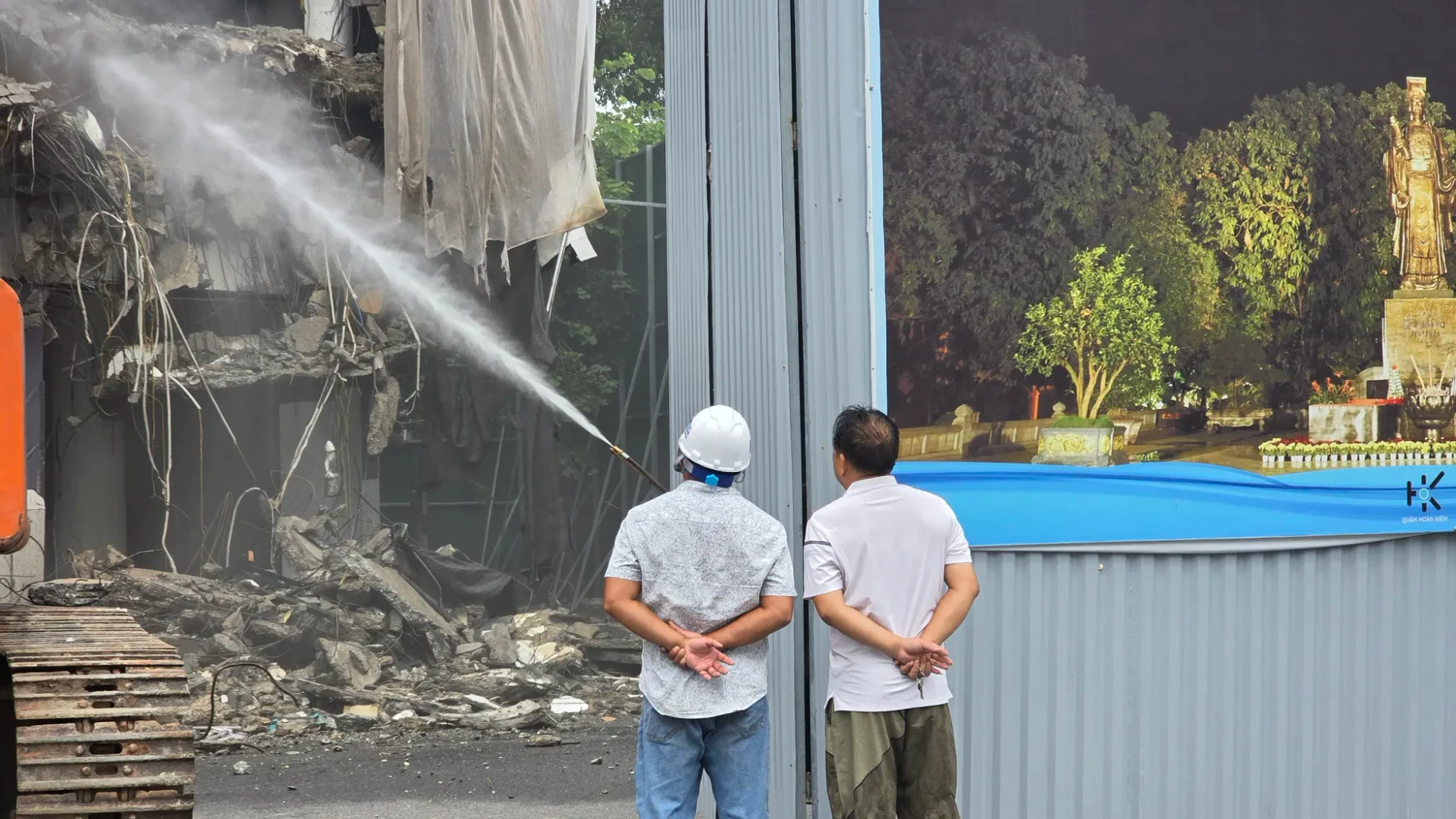Hà Nội: Phun nước chống bụi khi phá dỡ tòa nhà Hàm cá mập ảnh 5