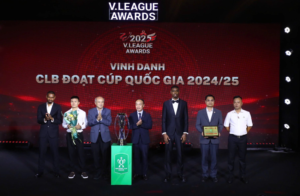 CLB bóng đá nổi tiếng Việt Nam vừa được Bộ trưởng Bộ Công an thưởng lớn - ảnh 1