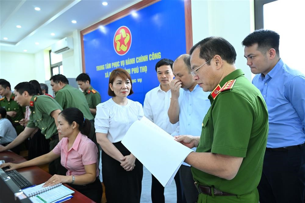 Lãnh đạo Bộ Công an chỉ đạo 'nóng' đến Trung tâm Phục vụ Hành chính công - ảnh 3