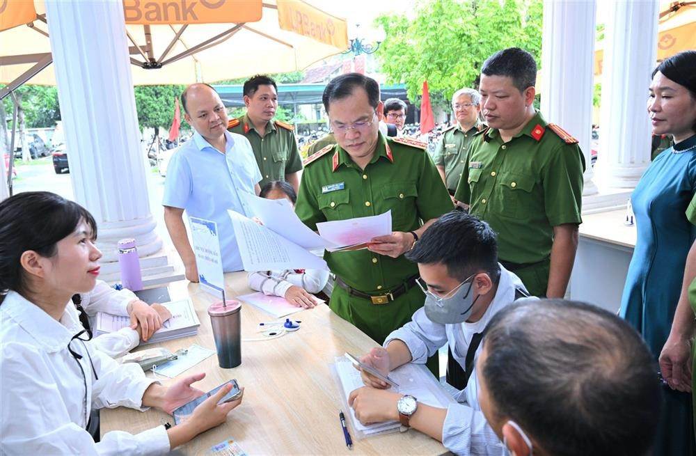 Lãnh đạo Bộ Công an chỉ đạo 'nóng' đến Trung tâm Phục vụ Hành chính công - ảnh 1