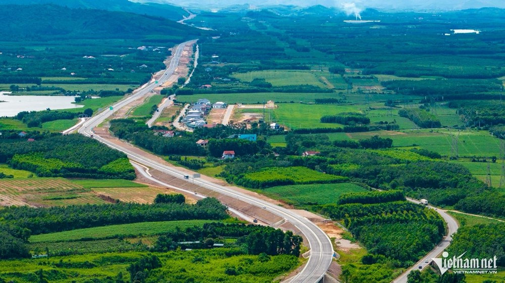 Chiêm ngưỡng cao tốc 10.000 tỷ sắp thông xe của Việt Nam - ảnh 1