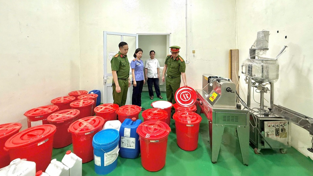 Giám đốc công ty Athena tại Phú Thọ bị bắt vì sản xuất hàng loạt kem chống nắng và mỹ phẩm giả