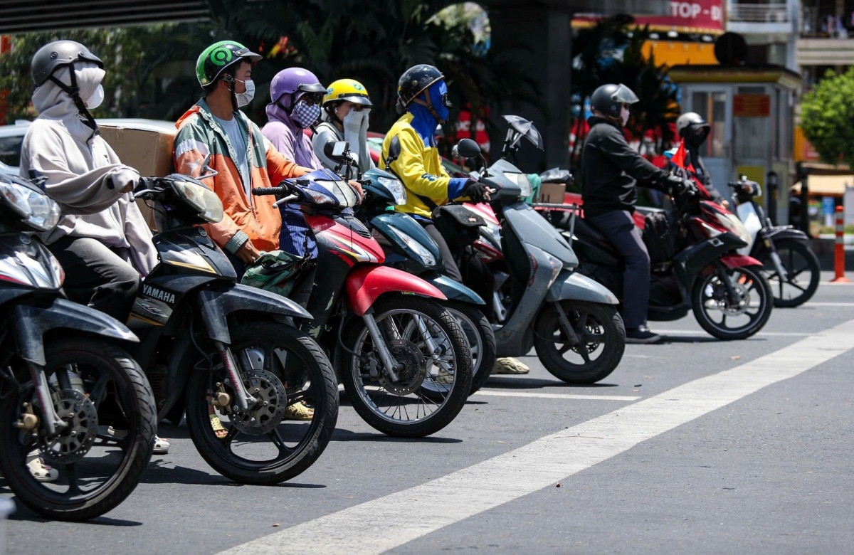 Quy định mới nhất về đèn vàng, đèn đỏ, người tham gia giao thông phải biết tránh bị phạt lên tới 20 triệu đồng và trừ 4 điểm GPLX