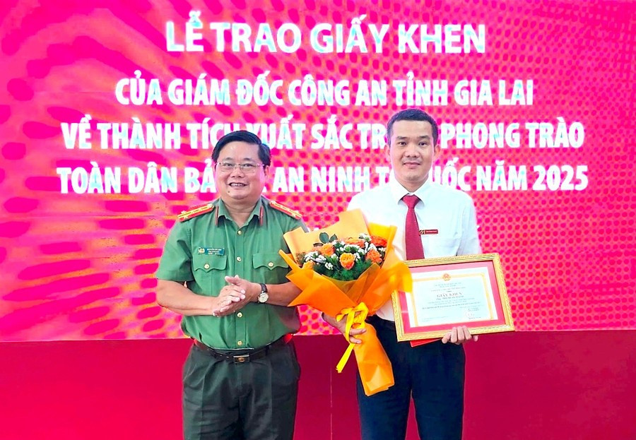 Bà T. đến ngân hàng chuyển tiền, nhân viên đọc nội dung chuyển khoản liền ngừng giao dịch, được Giám đốc Công an tỉnh tặng giấy khen - ảnh 1