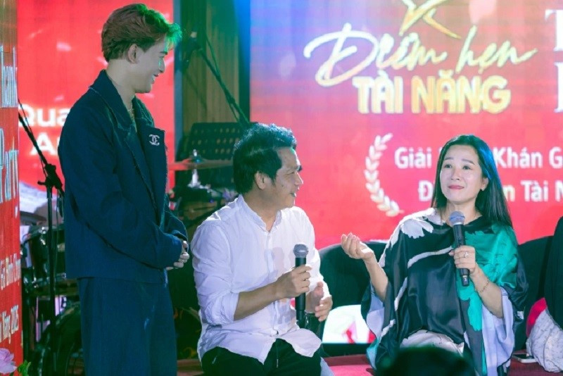 Một ngôi sao ở Việt Nam đi hát 'mỗi mùa lễ hội mua một cái nhà' - ảnh 1
