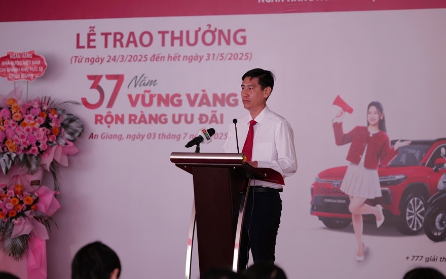 Gắn bó hơn 20 năm với Agribank, người phụ nữ được trao tặng xe ô tô Toyota trị giá 830 triệu đồng