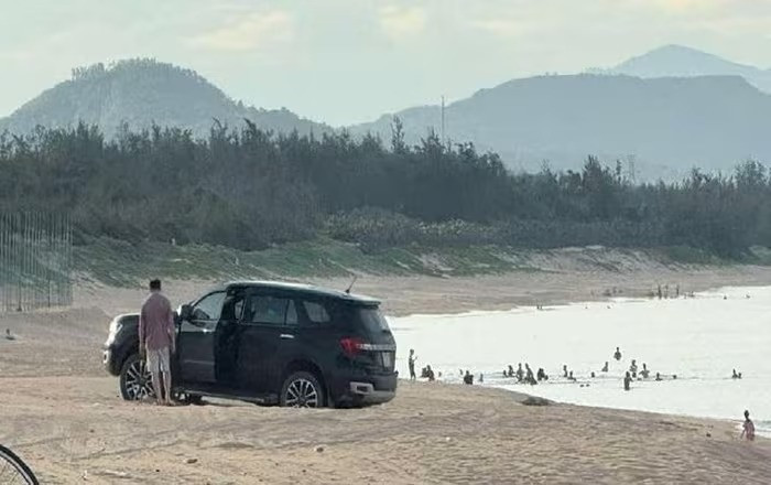 Lái ô tô xuống biển Đắk Lắk, tài xế bị phạt 5 triệu đồng và 2 điểm bằng lái