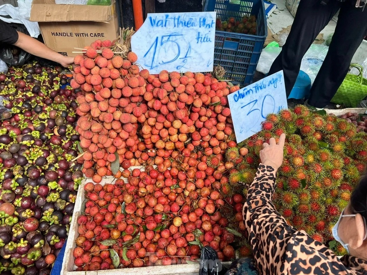 Vải thiều ê hề khắp TP.HCM: Hàng tươi roi rói, bán rẻ hơn rau nhưng vẫn ế chỏng chơ