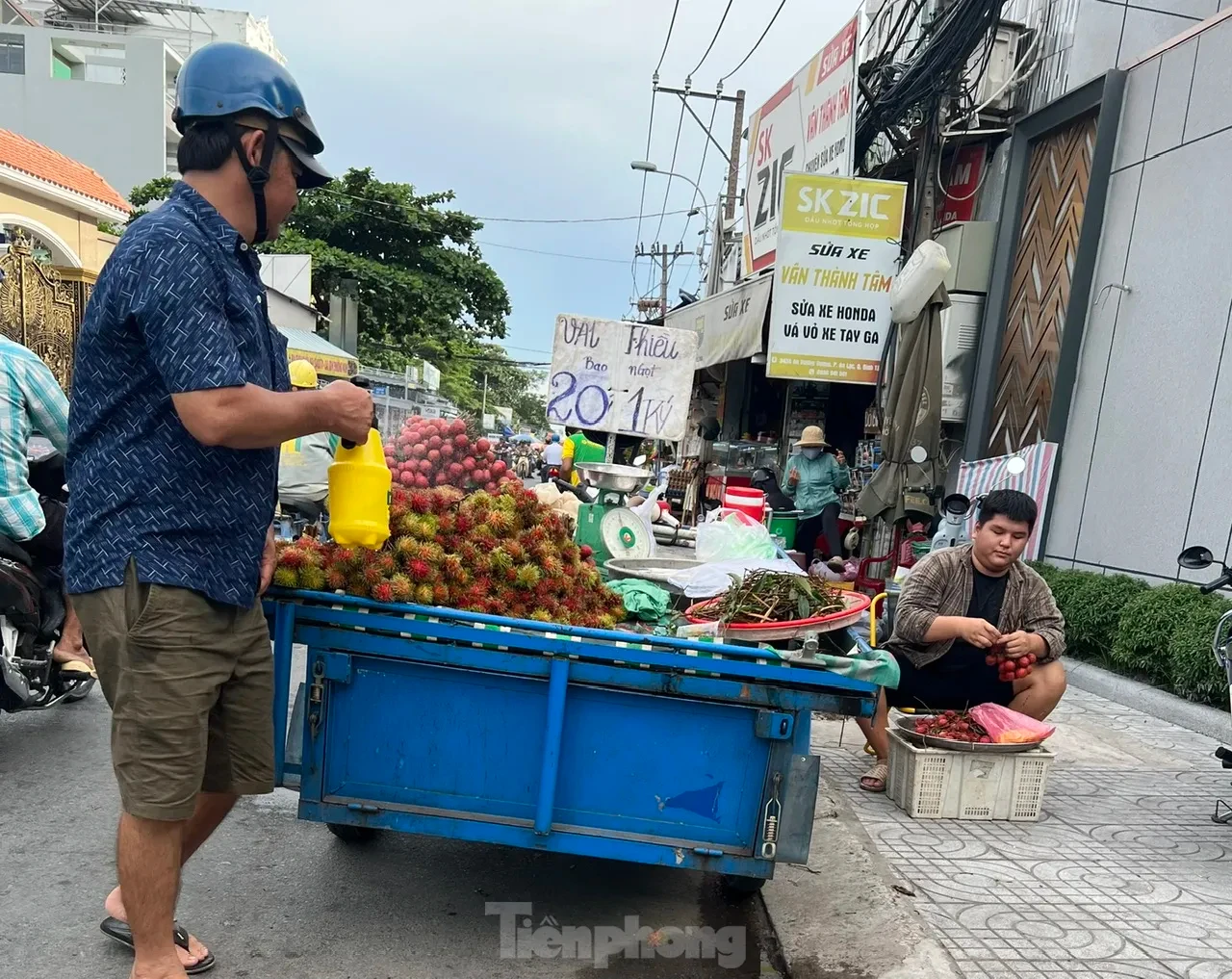 Vải thiều đại hạ giá tại TPHCM ảnh 6