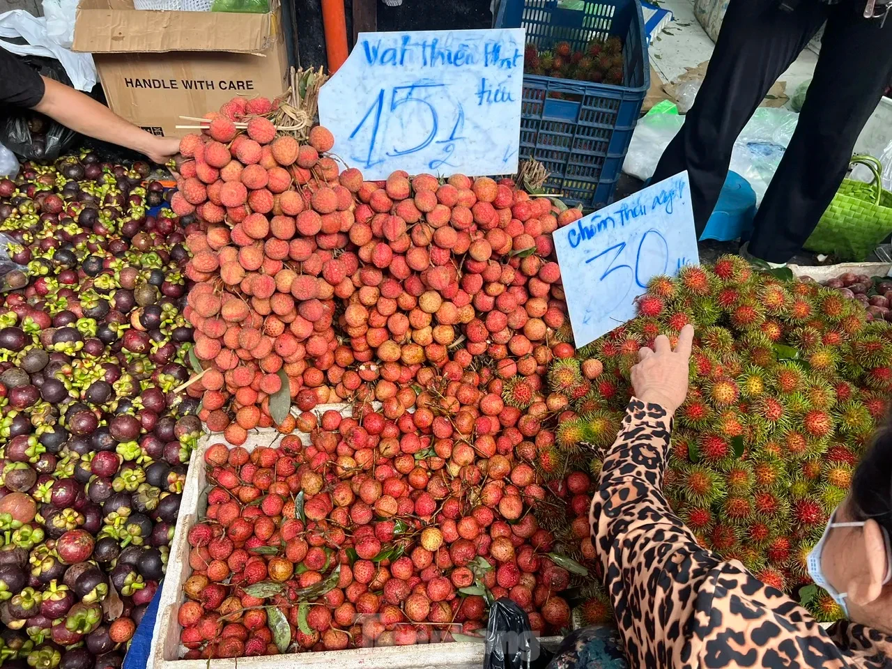 Vải thiều đại hạ giá tại TPHCM ảnh 4