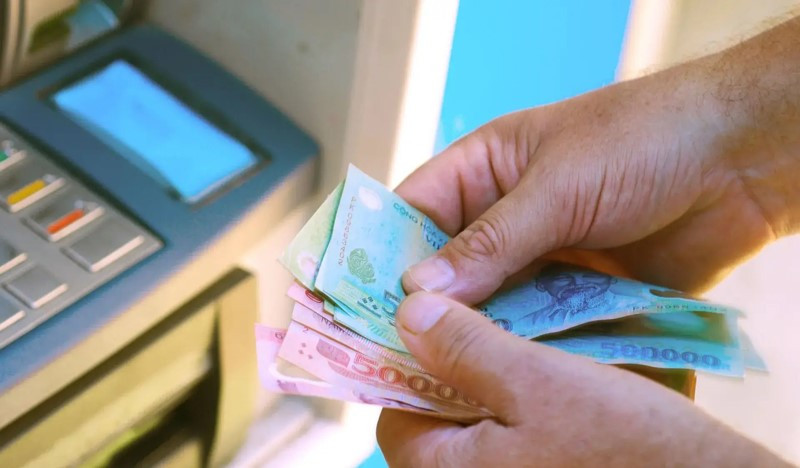 Lương hưu nhận qua tài khoản ngân hàng có phải đóng thuế thu nhập cá nhân không? - ảnh 1