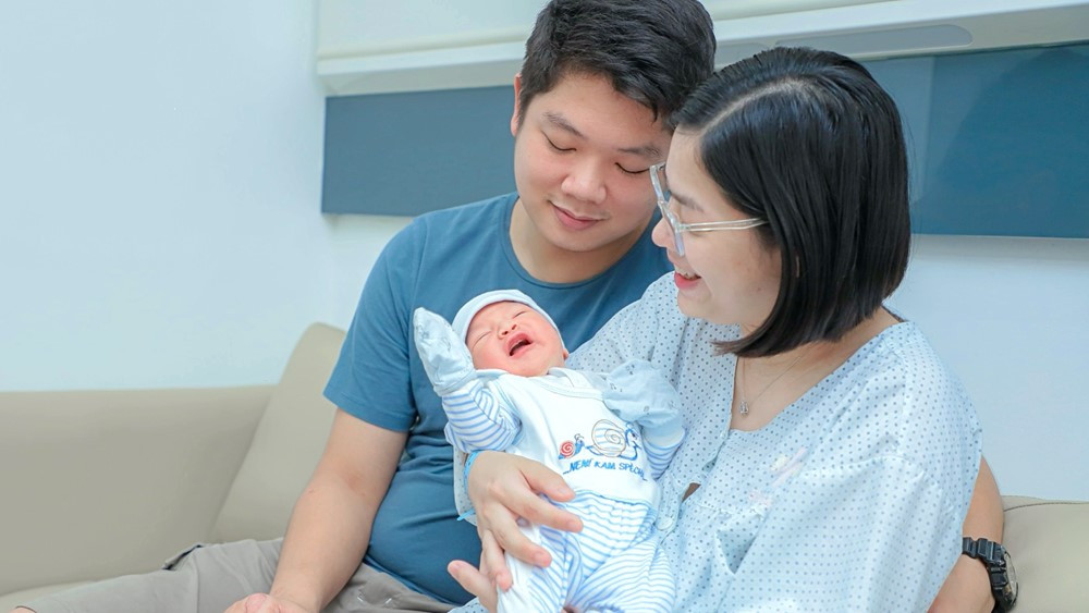Chính thức từ nay, lao động nam được xin nghỉ có lương chăm vợ con trong 60 ngày kể từ khi vợ sinh - ảnh 1