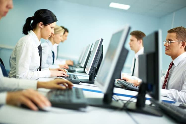 Khởi kiện công ty ép nhân viên chụp ảnh khỏa thân khi không đạt KPI - ảnh 2