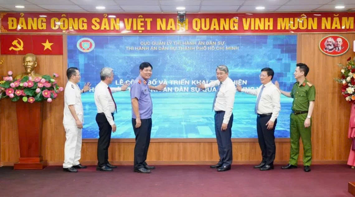 Số bị hại 'khổng lồ' trong các đại án Trương Mỹ Lan, Alibaba... khiến VNeID ra tiện ích mới, người dân đặc biệt lưu ý