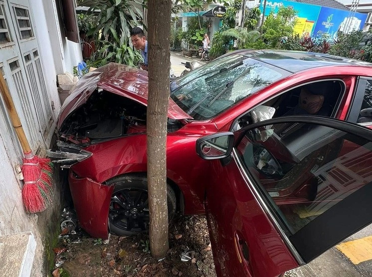 Về số N khi đổ xăng, xe Mazda bất ngờ lao vào tường: Cảnh báo thói quen hiểm hoạ khi phụ huynh chở trẻ em, có thể bị phạt nặng