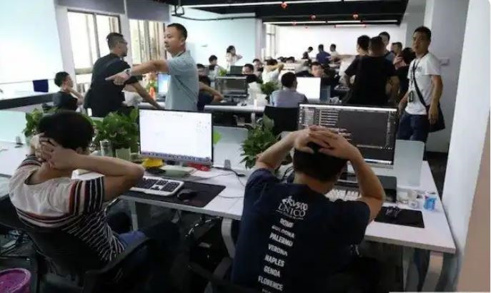 Bắt gần 400 người, phong tỏa hơn 155 tỷ, thu giữ khoảng 1.000 thiết bị điện tử sau khi khám xét trụ sở công ty công nghệ - ảnh 3