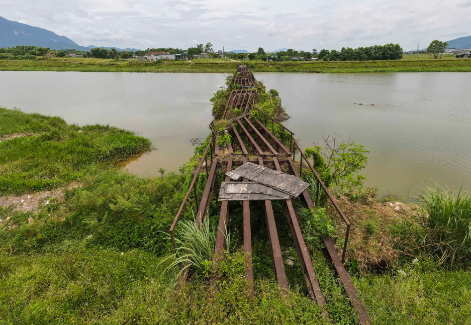 Ám ảnh 2 cây cầu sắt sắp sập, bỏ hoang hàng chục năm trên kênh thoát lũ- Ảnh 2. Ám ảnh 2 cây cầu sắt sắp sập, bỏ hoang hàng chục năm trên kênh thoát lũ- Ảnh 2.