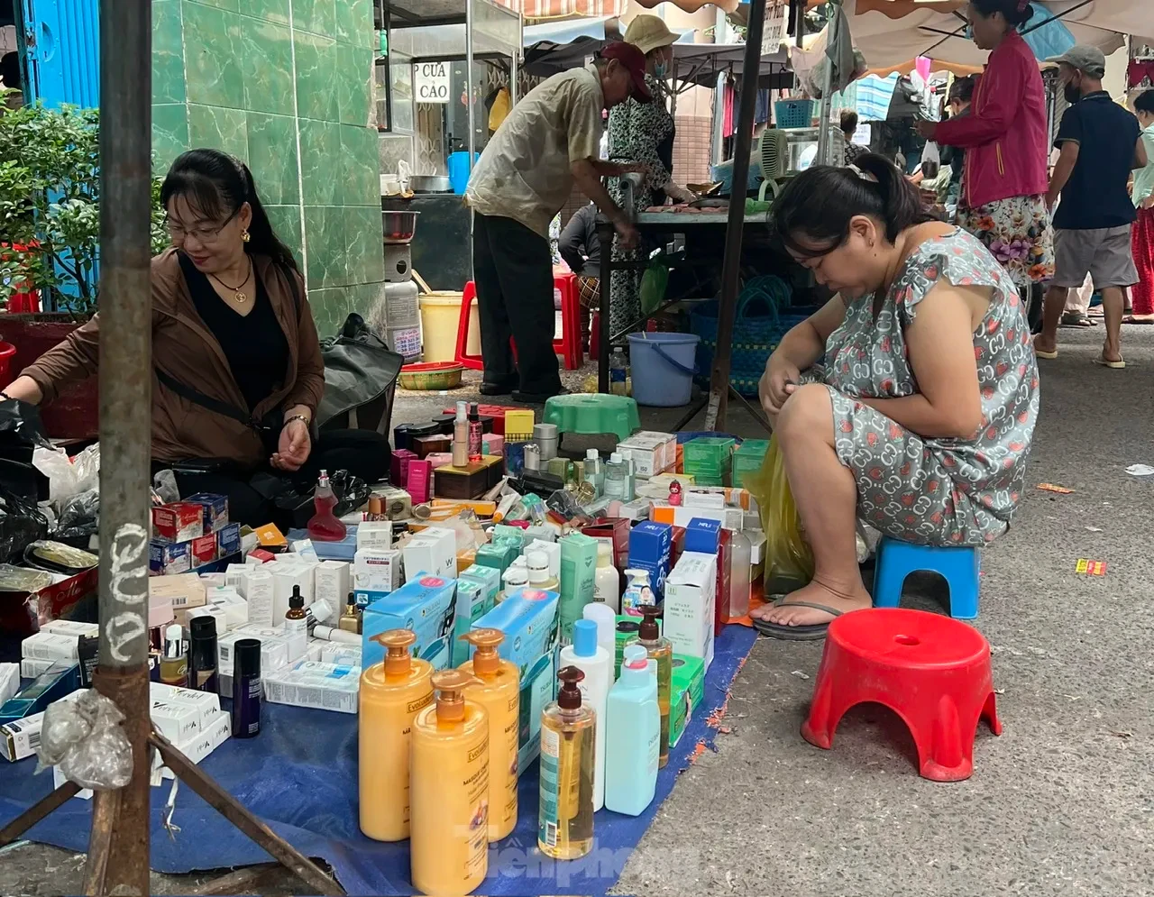'Hàng hiệu' vài chục ngàn đồng ở chợ: Chị em hào hứng chọn, 'mua nhiều còn được giảm giá' ảnh 4