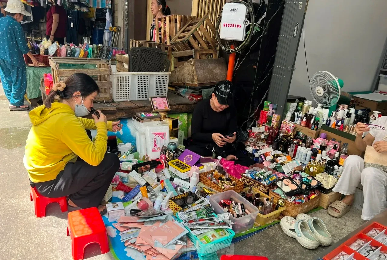 'Hàng hiệu' vài chục ngàn đồng ở chợ: Chị em hào hứng chọn, 'mua nhiều còn được giảm giá' ảnh 3
