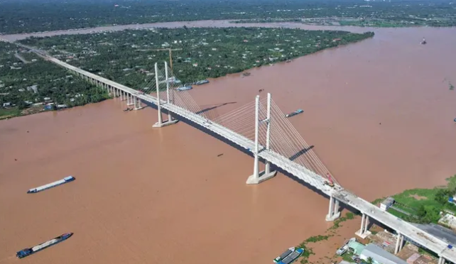 Chỉ còn hơn 1 tháng nữa, cây cầu gần 7.000 tỷ, cách cầu dây văng đầu tiên do Việt Nam thiết kế 3,8km sẽ hoàn thành- Ảnh 1.