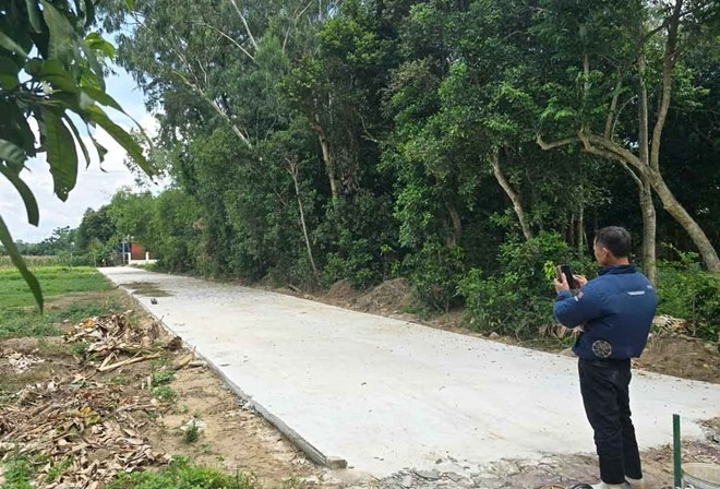 NÓNG: Phá dỡ con đường bê tông bất ngờ 'mọc lên' sau một đêm tại Nghệ An- Ảnh 3. NÓNG: Phá dỡ con đường bê tông bất ngờ 'mọc lên' sau một đêm tại Nghệ An- Ảnh 3.