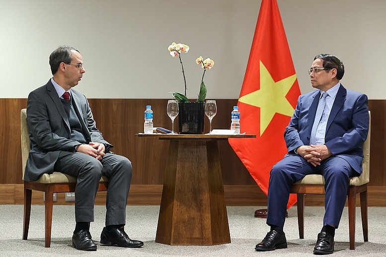 Ông Jose Serrador Neto và các cộng sự của Tập đoàn Embraer đề nghị Thủ tướng Chính phủ chỉ đạo, tạo điều kiện để Embraer hợp tác lâu dài với các đối tác Việt Nam (Nguồn ảnh: VGP/Nhật Bắc)