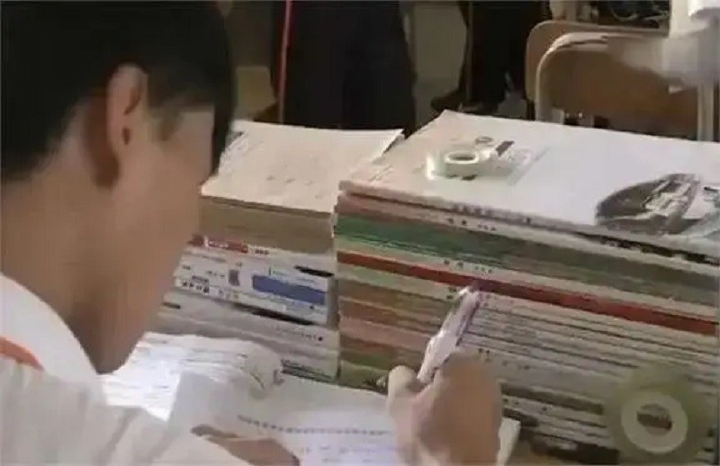 Nam sinh giỏi nhất tỉnh thi đại học lại xếp cuối bảng, xem video giám sát thấy chỉ nộp 3 tờ giấy trắng, biết lý do đằng sau ai cũng bật khóc - ảnh 1