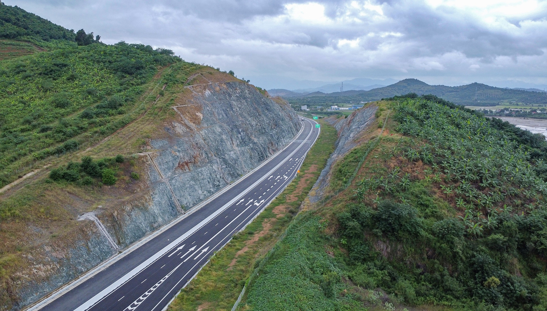 Cao tốc Vân Phong - Nha Trang. Nguồn ảnh: Plo.vn Cao tốc Vân Phong - Nha Trang. Nguồn ảnh: Plo.vn