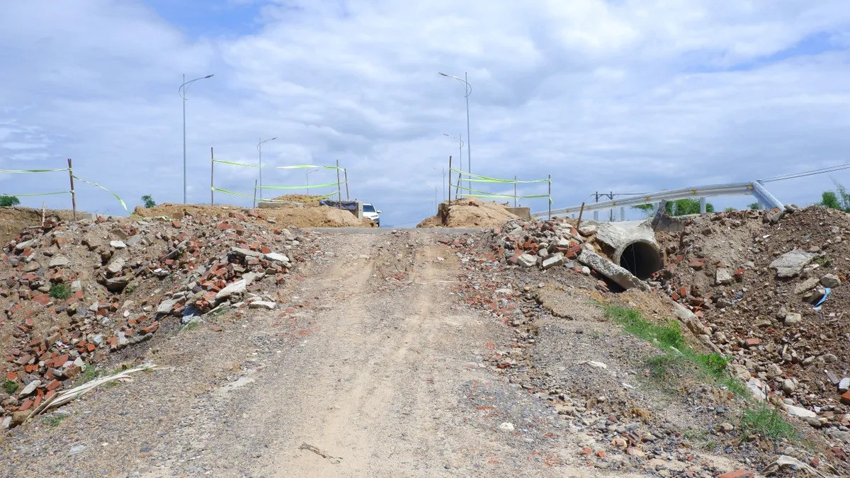 Cầu trăm tỷ là biểu tượng kết nối tại TP. Đà Nẵng: Vì sao thi công xong vẫn 'đắp chiếu'?- Ảnh 3. Cầu trăm tỷ là biểu tượng kết nối tại TP. Đà Nẵng: Vì sao thi công xong vẫn 'đắp chiếu'?- Ảnh 3.