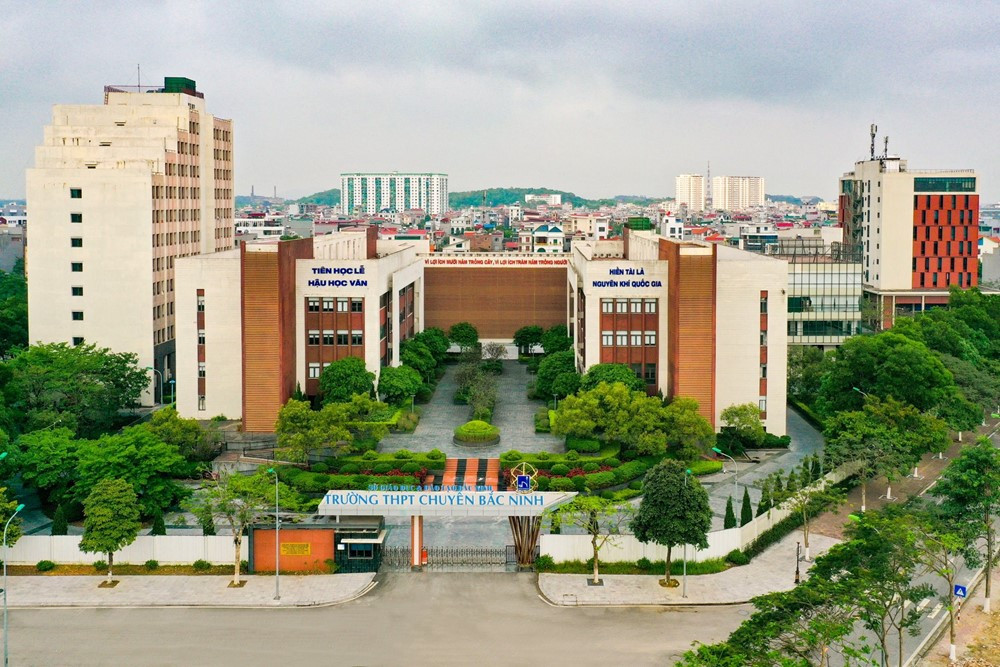 Ngôi trường chuyên trăm tỷ vừa đổi tên: Có học sinh đạt điểm SAT top 1% thế giới, thành tích quốc gia và quốc tế đáng nể - ảnh 1