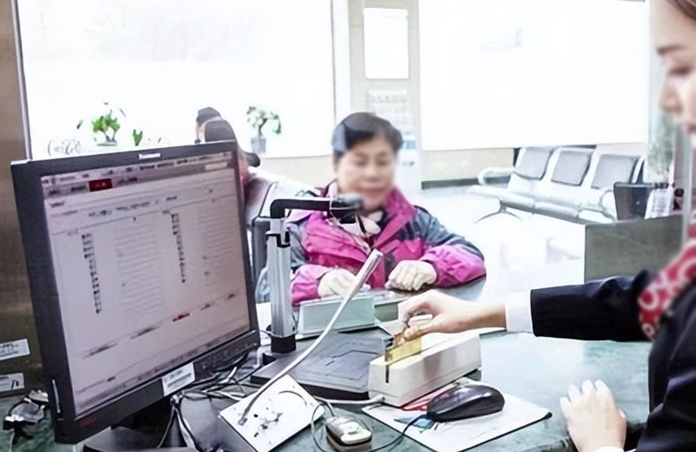 Bắt nữ nhân viên ngân hàng họ Lưu - ảnh 1
