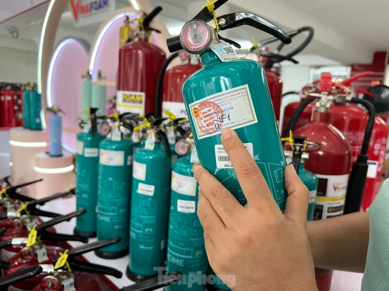 Thang dây, bình xịt, mặt nạ đắt hàng ở TPHCM: Cẩn trọng khi mua ảnh 5